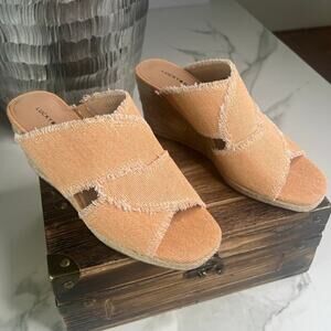 Lucky Brand Madgie Wedge Sandals in Peachy